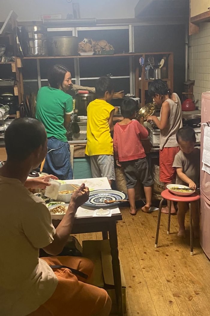 台所でご飯をつくる子どもたち