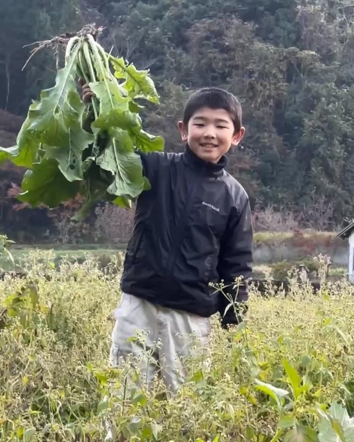 収穫した野菜を持つ子ども